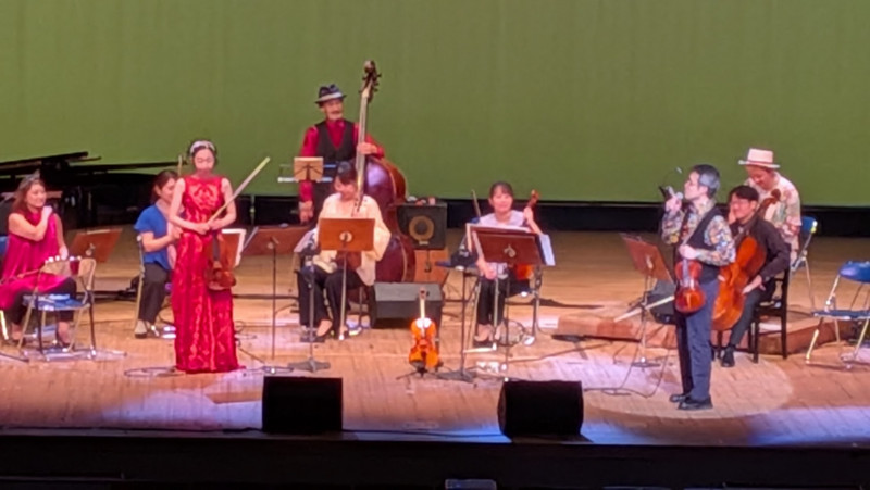 豊橋の高校の芸術鑑賞会で演奏するニュートンズ