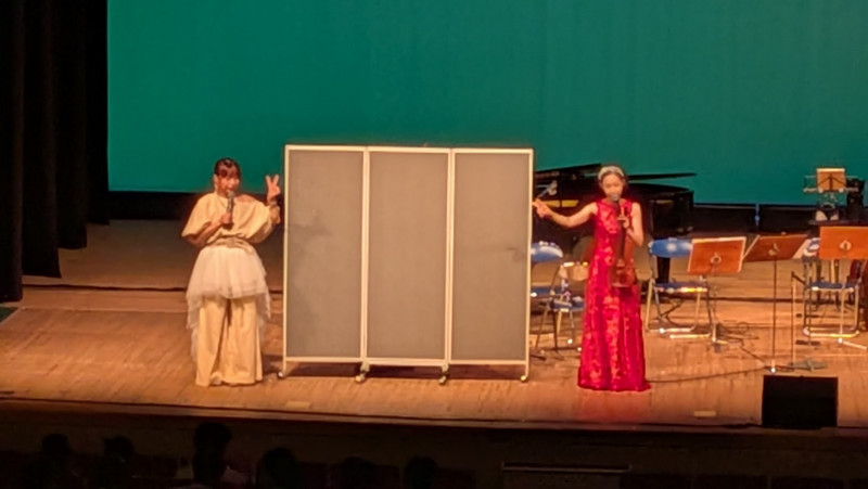 演奏の合間にトークを交えるニュートンズの出演者
